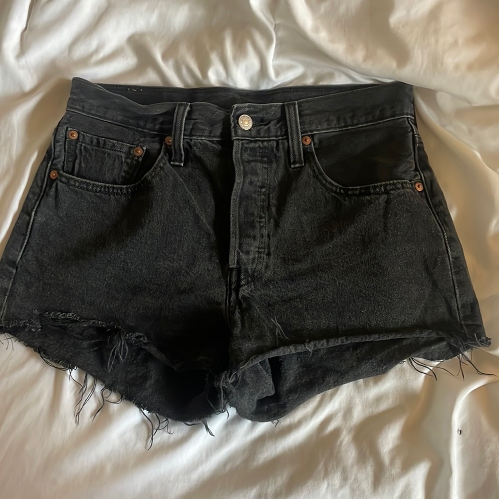 Black Levi’s shorts